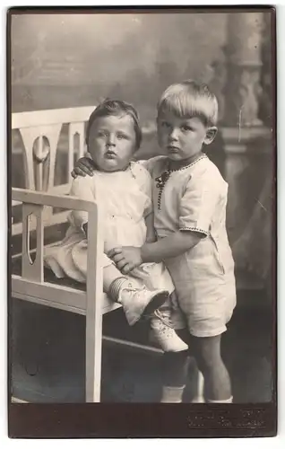 Fotografie Alf. Eckstein, Nauen, Mittelstrasse 22, Portrait kleiner Junge und Kleinkind in zeitgenössischer Kleidung