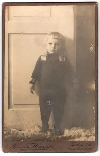 Fotografie Hermann Hauschild, Zittau i. Sa, Reichenbergerstrasse 28, Portrait kleiner Junge im Matrosenhemd