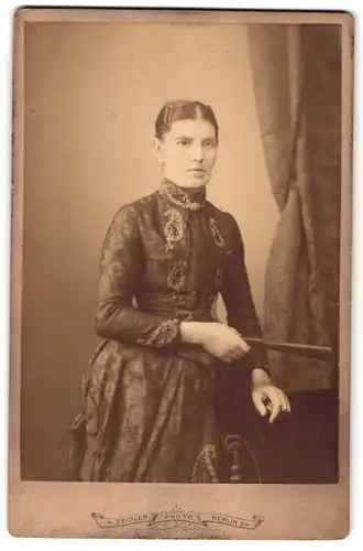 Fotografie H. Zeidler, Berlin-SW, Jerusalemerstrasse 59, Portrait festlich gekleidete Dame mit Fächer