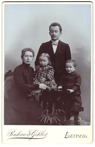 Fotografie Pinkau & Gehler, Leipzig, Turnerstrasse 11, Portrait bürgerliches Paar mit zwei Kindern