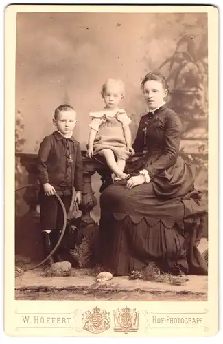 Fotografie W. Höffert, Dresden, See-Strasse 10, Portrait bürgerliche Dame und zwei Kinder mit Reifen