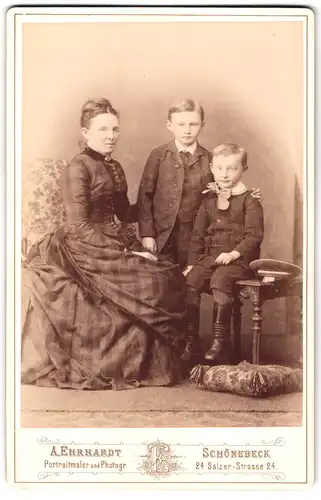 Fotografie A. Ehrhardt, Schönebeck, Salzerstrasse 24, Portrait bürgerliche Dame mit zwei Jungen