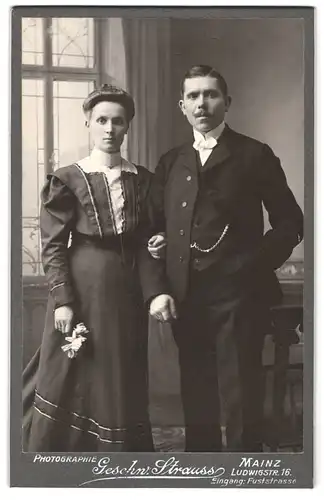 Fotografie Geschw. Strauss, Mainz, Ludwigstrasse 16, Portrait junges Paar in hübscher Kleidung