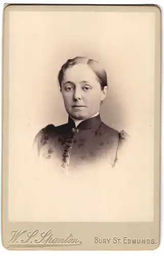 Fotografie W. S. Spanton, Bury St. Edmunds, Portrait bürgerliche Dame mit zurückgebundenem Haar
