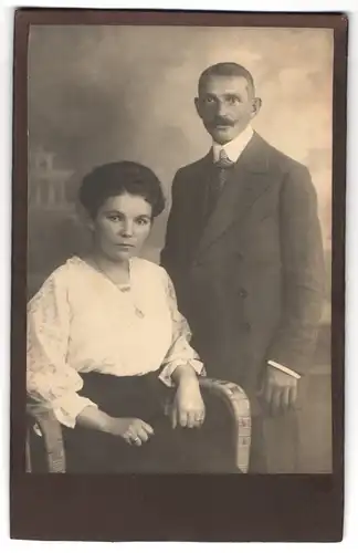 Fotografie unbekannter Fotograf und Ort, Portrait bürgerliches Paar in hübscher Kleidung