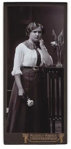 Fotografie Heinrich Wagner, Ehrenfriedersdorf, Chemnitzerstr., Junge Dame mit gewelltem Haar hält eine Rose