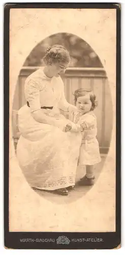 Fotografie Warth, Glauchau, Mutter in weissem Spitzenkleid mit kleiner Tochter