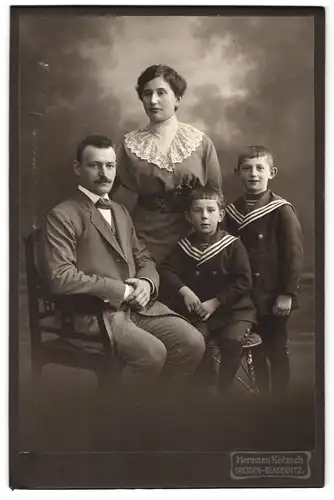 Fotografie Hermann Kotzsch, Dresden, Striesenerstr.11, Herr und Dame mit zwei Söhnen in Matrosenuniformen