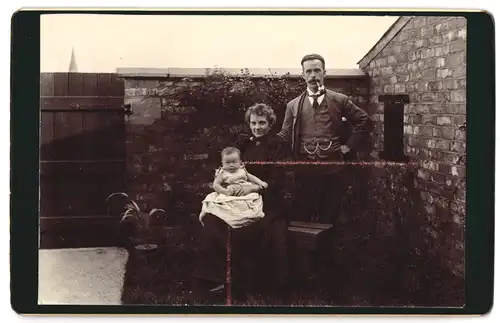 Fotografie unbekannter Fotograf und Ort, Familienfoto im Garten