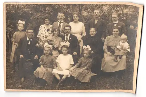 Fotografie Alfred Fritzsching, Löbau, Gartenstrasse 1, Hochzeitsfoto im Kreise der Familie