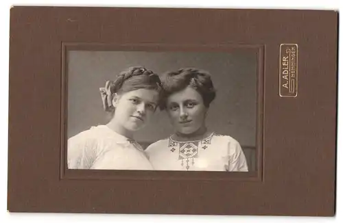 Fotografie A. Adler, Memmingen, 2 Schwestern in weissen Kleidern