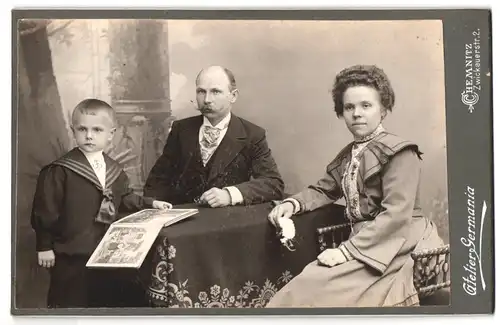 Fotografie Atelier Germania, Chemnitz, Zwickauerstrasse 2, bürgerliche Familie im feinen Zwirn