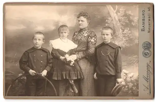 Fotografie A. Mocsigay, Hamburg, Neuerwall 46, Mutter mit ihren Kindern