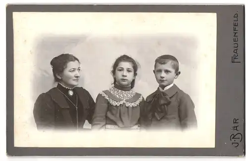 Fotografie J. Bär, Frauenfeld, Mutter mit ihren Kindern