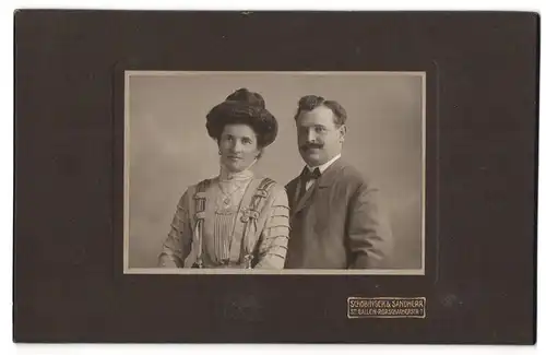 Fotografie Schobinger & Sandherr, St. Gallen, Rorschachstrasse 7, Frau mit toupiertem Haar nebst Gatten