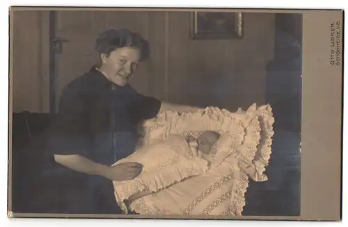 Fotografie Otto Lisker, Schönheide i.S., Stolze Mutter mit Ihrem Neugeborenen
