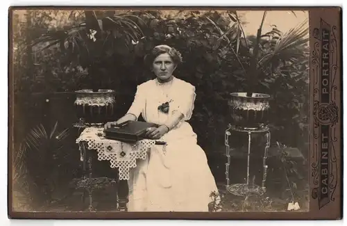 Fotografie Cabinet Portrait, Ort unbekannt, Frau in weissem Kleid im Garten