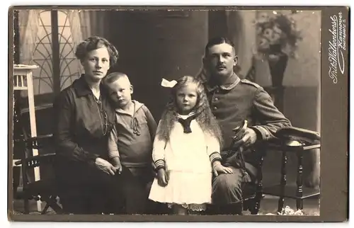 Fotografie Fritz Walkenhorst, Hannover, Goetheplatz 1, Soldat mit Frau und Kindern