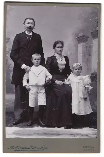 Fotografie Albert Gudenrath, Heide i. Holst., Norderstr. 4, Portrait einer elegant gekleideten Familie mit Kindern