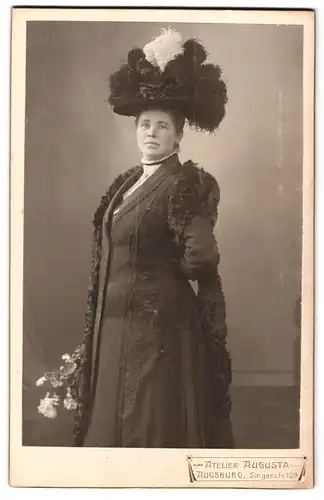 Fotografie Atelier Augusta, Augsburg, Singerstr. 12a, Portrait elegant gekleidete Dame mit Federhut