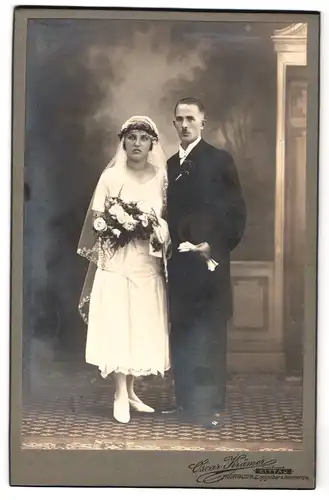 Fotografie Oscar Krämer, Zittau, Hospitalstr. 2, Portrait eines jungen Brautpaares in eleganter Hochzeitsmode