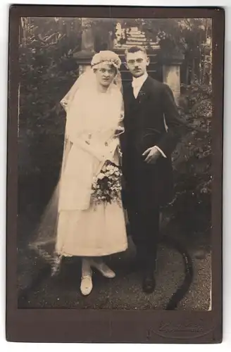 Fotografie Otto Meier, Dippoldiswalde, Portrait elegant gekleidetes Brautpaar in Hochzeitsmode
