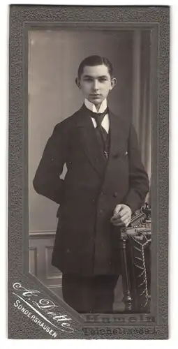Fotografie A. Dette, Sondershausen, Portrait hübscher Bube mit dunklem Haar und Krawatte im Anzug