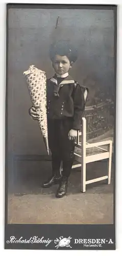 Fotografie Richard Jähnig, Dresden-A., Marienstr. 12, Portrait frecher Bube mit Zuckertüte und Schulmappe, Schüler
