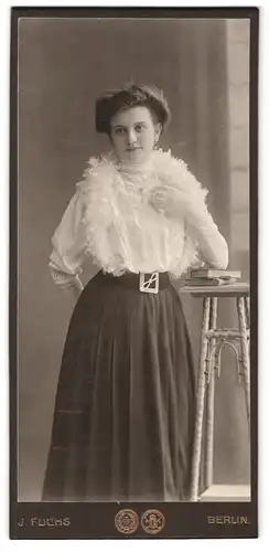 Fotografie J. Fuchs, Berlin, Friedrichstr. 108, Portrait bildschönes Fräulein mit Federn am Blusenkragen