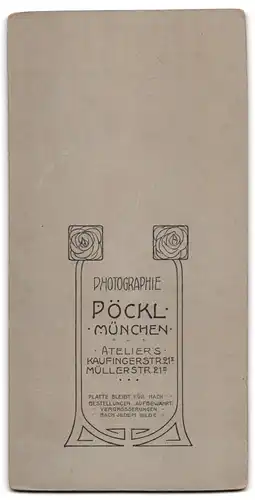 Fotografie Atelier Pöckl, München, Kaufingerstr. 21, Portrait junger Mann elegant mit Hut im Mantel