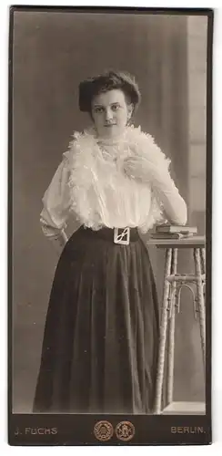 Fotografie J. Fuchs, Berlin, Friedrichstr. 108, Portrait bildschönes Fräulein mit Federn am Blusenkragen
