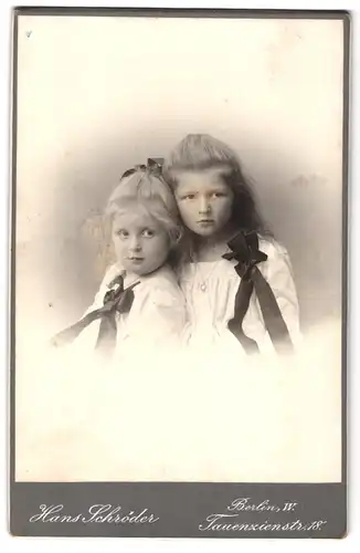 Fotografie Hans Schröder, Berlin, Tauenzienstr. 18, Portrait zwei bildhübsche Mädchen mit Schleifen an den Kleidern