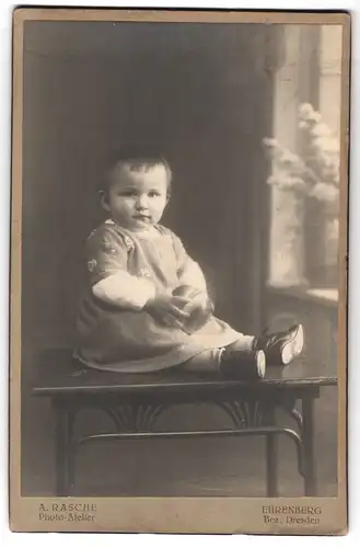 Fotografie A. Rasche, Ehrenberg, Portrait niedliches kleines Mädchen hält einen Ball in den Händen