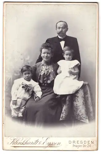 Fotografie Klinkhardt & Eyssen, Dresden, Prager Str. 26, Portrait einer elegant gekleideten Familie mit kleinen Kindern