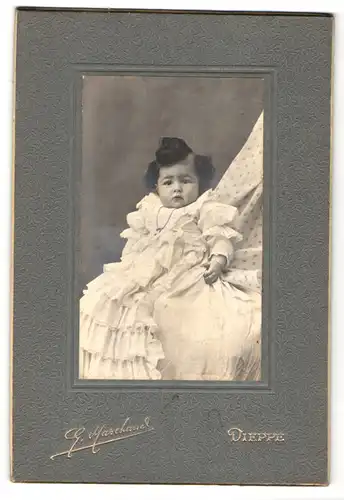 Fotografie G. Marchand, Dieppe, Portrait niedliches kleines Mädchen im prachtvollen Taufkleidchen