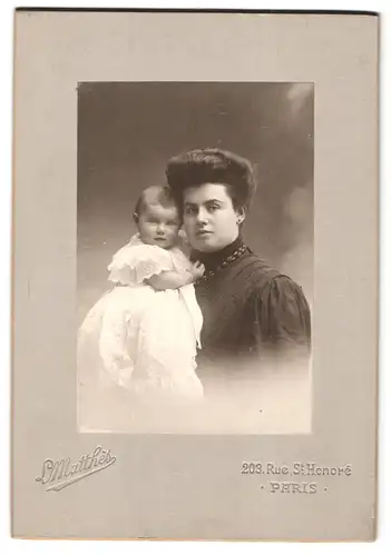 Fotografie L. Matthes, Paris, 203 Rue Saint-Honoré, Portrait stolze Mutter mit niedlicher Tochter im Arm