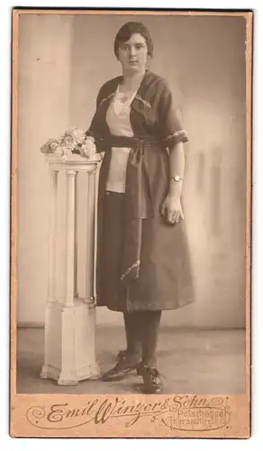 Fotografie Emil Winzer & Sohn, Potschappel, Tharandterstr. 10, Portrait einer elegant gekleideten junge Frau mit Blumen
