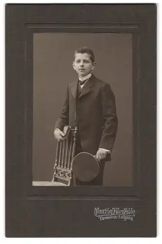 Fotografie Martin Herzfeld, Dresden, Pragerstr. 7, Portrait niedlicher Bube mit Schirmmütze im Anzug