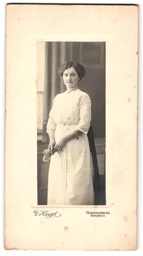 Fotografie D. Haupt, Hohenlimburg, Kampstr. 15, Portrait bildschöens Fräulein mit Blume im weissen Kleid