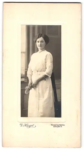 Fotografie D. Haupt, Hohenlimburg, Kampstr. 15, Portrait dunkelhaarige junge Schönheit im weissen Kleid