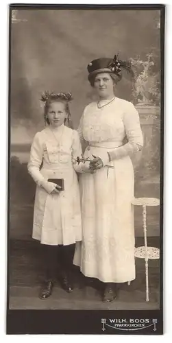 Fotografie Wilh. Boos, Pfarrkirchen, stolze hübsche Mutter mit Hut & Tochter in festlicher Kleidung zur Konfirmation