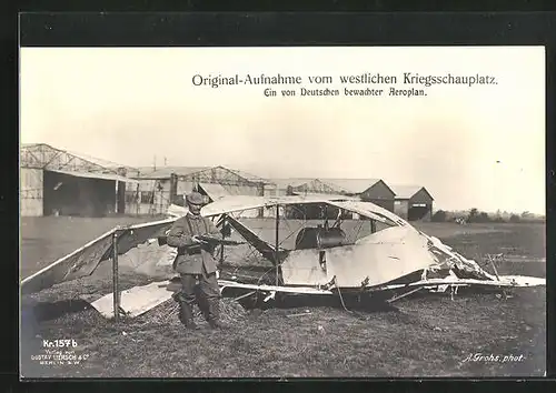 AK Deutscher Wachsoldat vor abgeschossenem feindlichen Flugzeug
