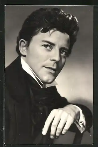 AK Schauspieler Gèrard Philipe spielte im Film Rot und Schwarz