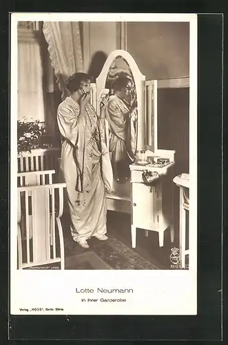 AK Schauspielerin Lotte Neumann in ihrer Garderobe