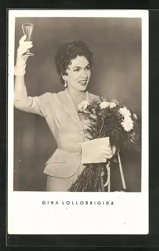 AK Schauspielerin Gina Lollobrigida mit einem Strauss Blumen im Arm und Sektglas in der Hand