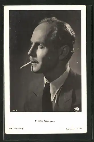 AK Schauspieler Hans Nielsen im Anzug Zigarette rauchend
