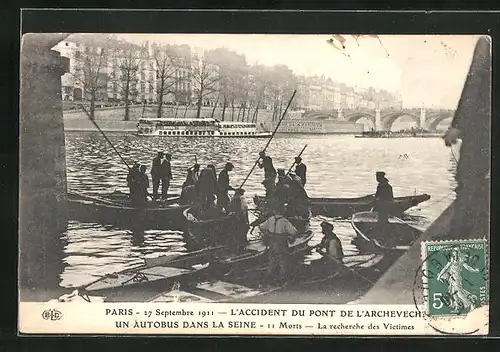 AK Paris - 17 Septembre 1911 - L`Accident du Pont de L`Archevèchè un Autobus dans la Seine - La recherche des Victimes