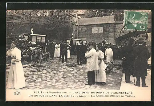 AK Paris - 17 Septembre 1911 - L`Accident du Pont de L`Archevèchè un Autobus dans la Seine - Les Ambulances attendant