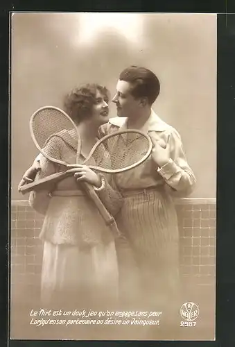 AK Verliebtes Paar hält seine Tennisschläger in der Hand