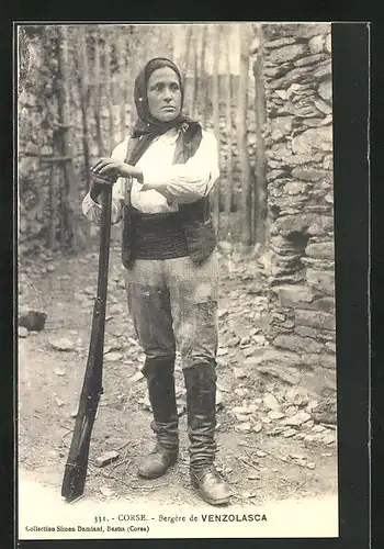 AK Korsika / Corse, Bergere de Venzolasca, Mann mit Gewehr